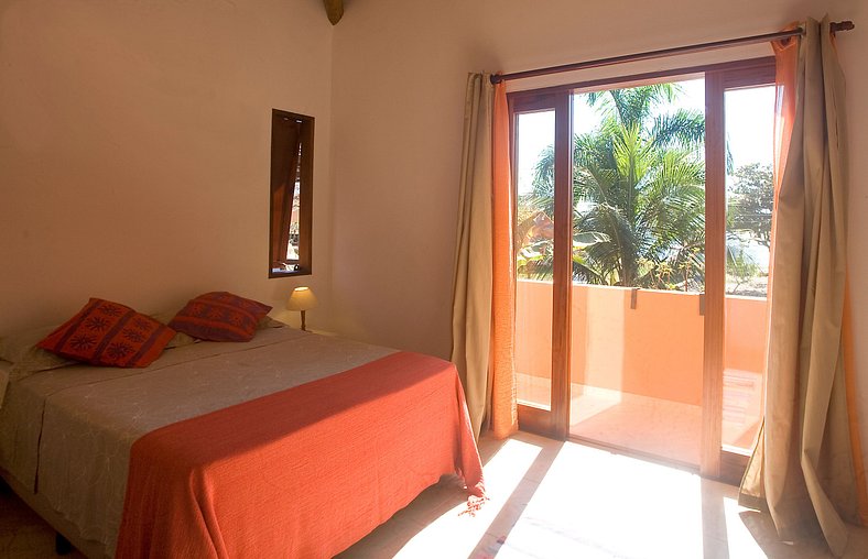 Lirio House. front beach. 3 ensuites, 1km from old center, w