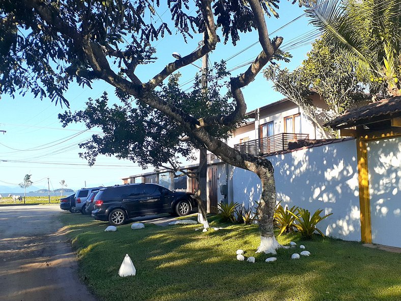 Refúgio com Piscina Vermelha - 3 Suítes, Churrasqueira e Pra